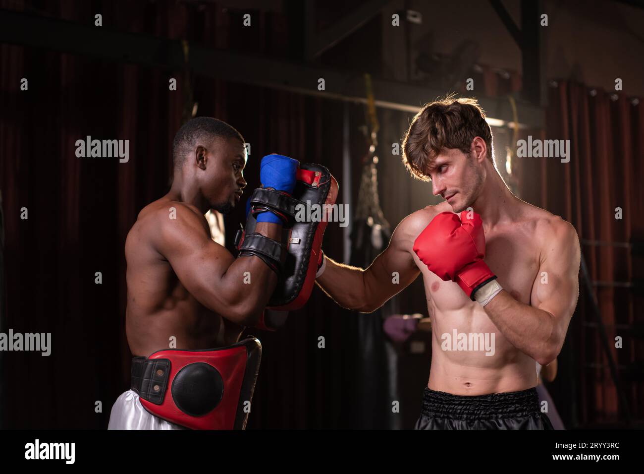 Deux boxeurs étrangers pratiquent le Muay Thai. Pour se préparer au vrai combat sur scène, Muay Thai, les arts martiaux thaïlandais qui foreigne Banque D'Images