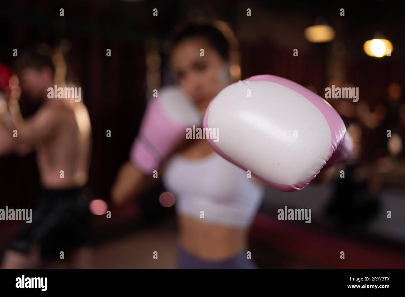 Portrait de femme apprenant le Muay Thai pour construire la force du corps et l'utiliser pour l'autodéfense. Banque D'Images