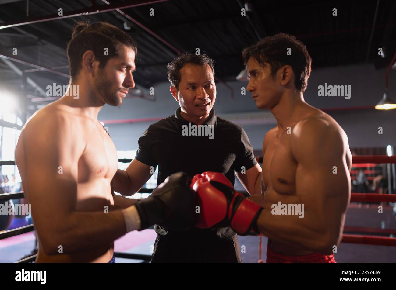 L'arbitre de boxe explique les règles avant que les deux boxeurs se battent, Muay Thai, arts martiaux thaïlandais Banque D'Images