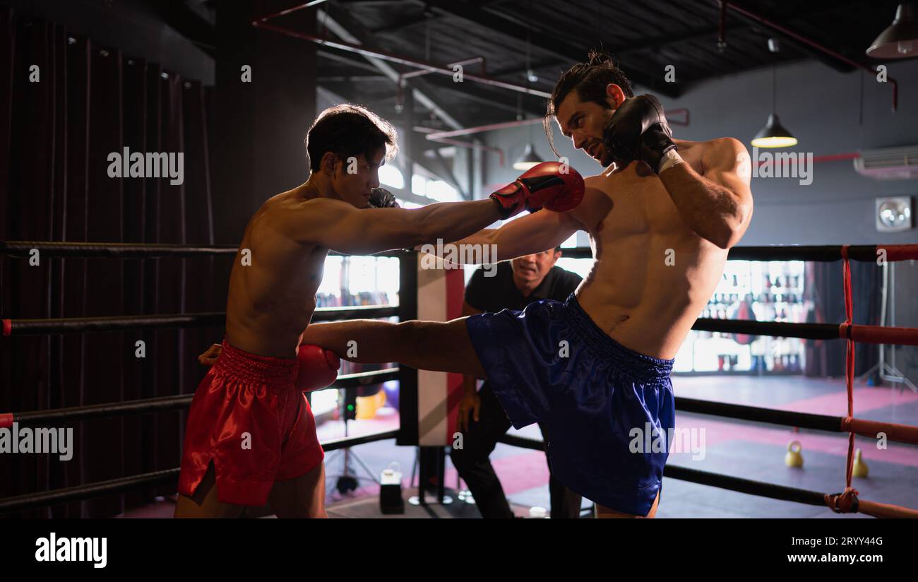 L'utilisation des pieds est l'une des techniques maîtresses du Muay Thai qui est utilisé pour donner des coups de pied et soulever pour empêcher les coups de pied. quels boxeurs sont pop Banque D'Images