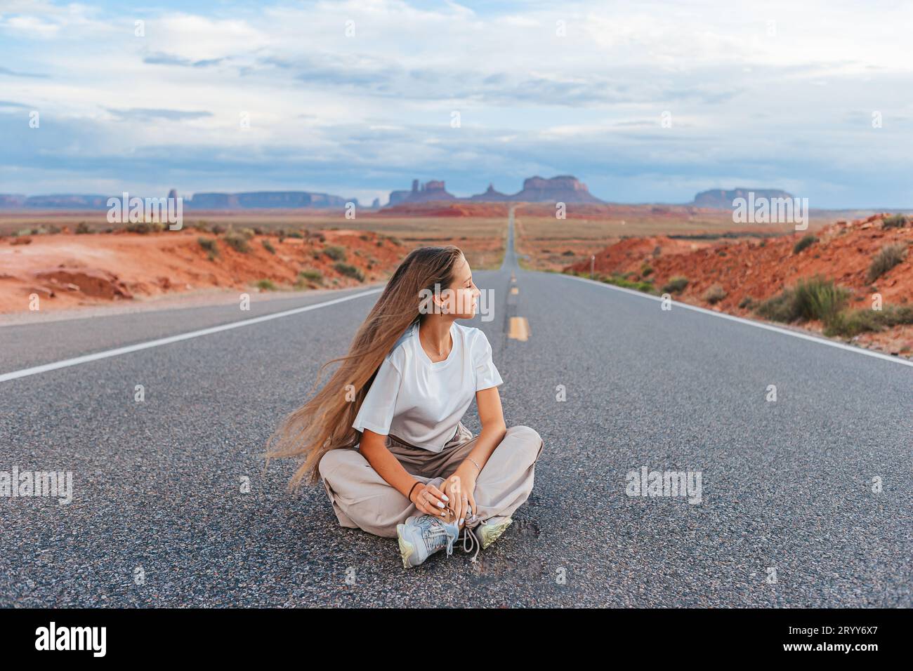 Fille heureuse sur la célèbre route de Monument Valley dans l'Utah. Vue imprenable sur la vallée du Monument. Banque D'Images