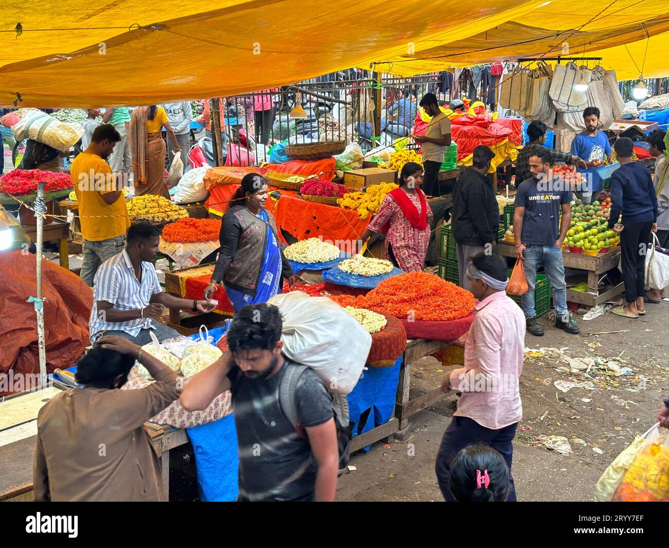 Photos exclusives de personnes et de fleurs sur le marché KR à Bengaluru Banque D'Images