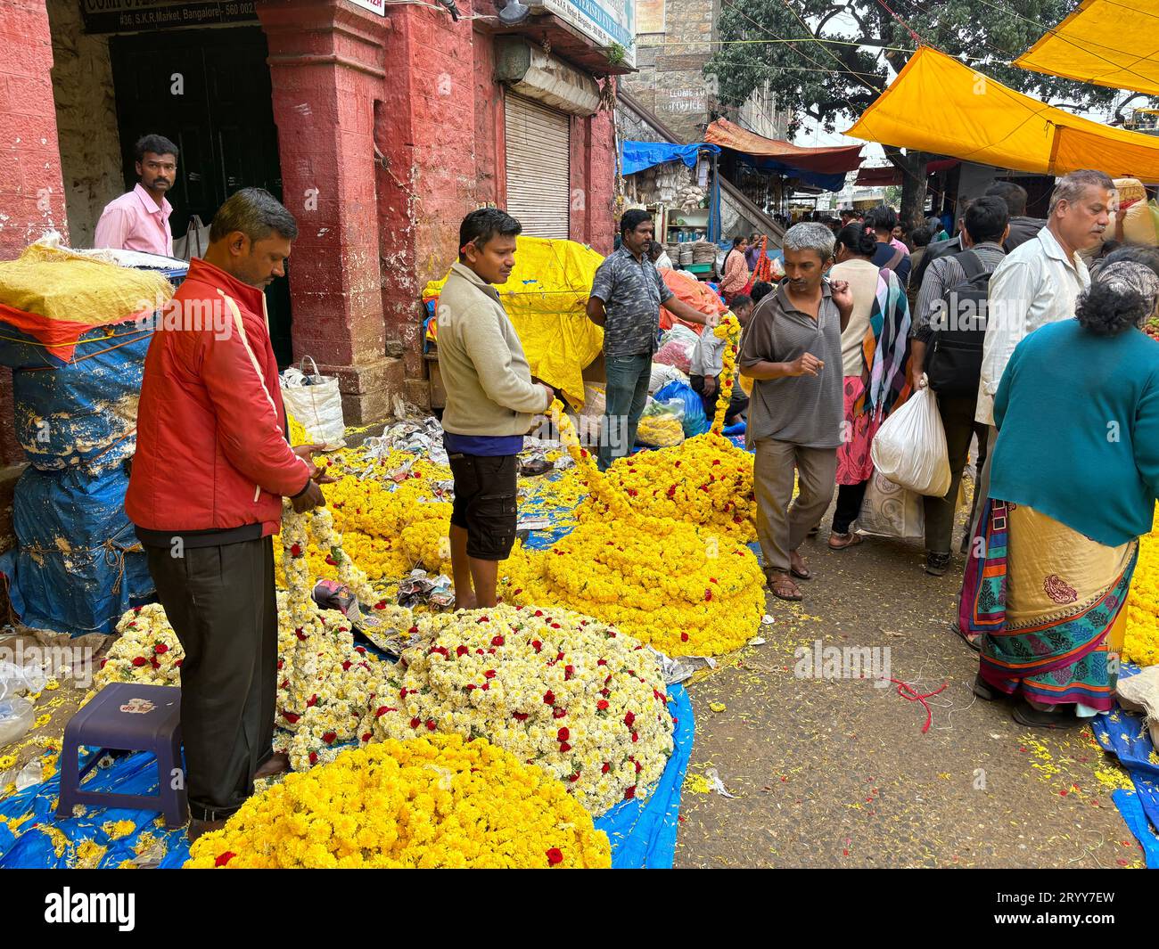 Photos exclusives de personnes et de fleurs sur le marché KR à Bengaluru Banque D'Images