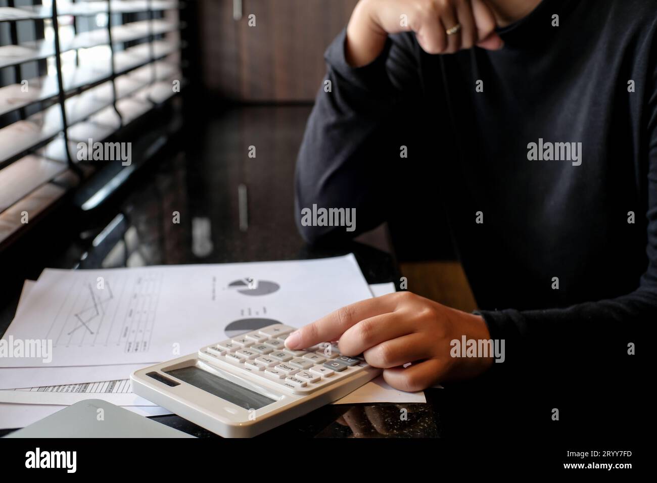 Homme d'affaires comptable analyse des risques d'investissement. Économiser de l'argent pour le trading boursier avec calculatrice. Comptabilité Banque D'Images