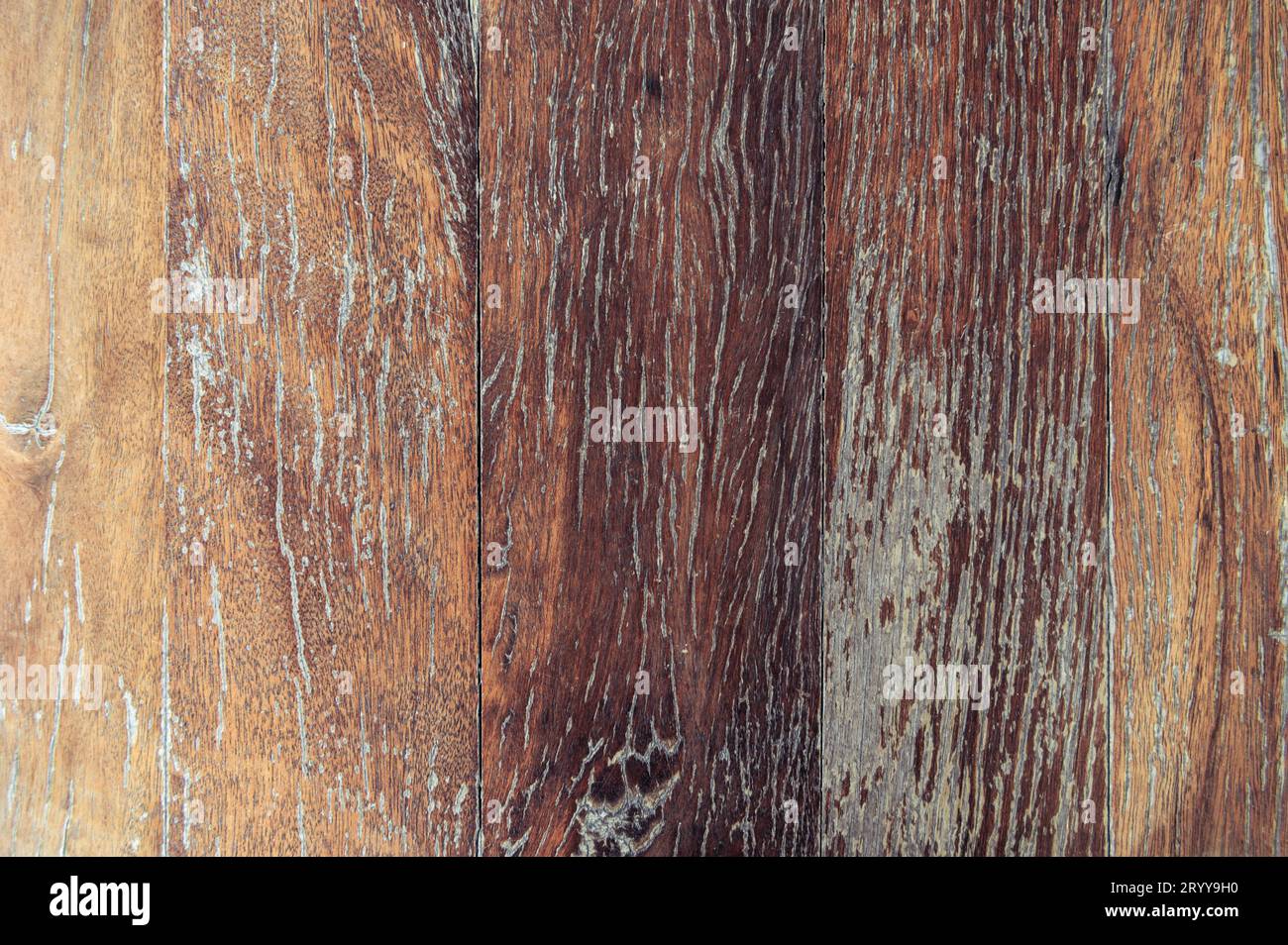 Gros plan de vieux fond de texture de planche de bois brun rouge. Fond d'écran. Plancher en bois abstrait et structure murale. Vue de dessus A. Banque D'Images