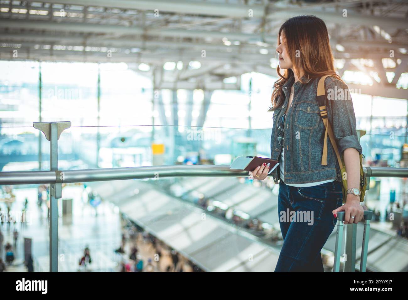 Beauté femmes touristes détenant passeport et attendant le vol pour décoller à l'aéroport. Concept de personnes et de modes de vie. Voyage et Banque D'Images