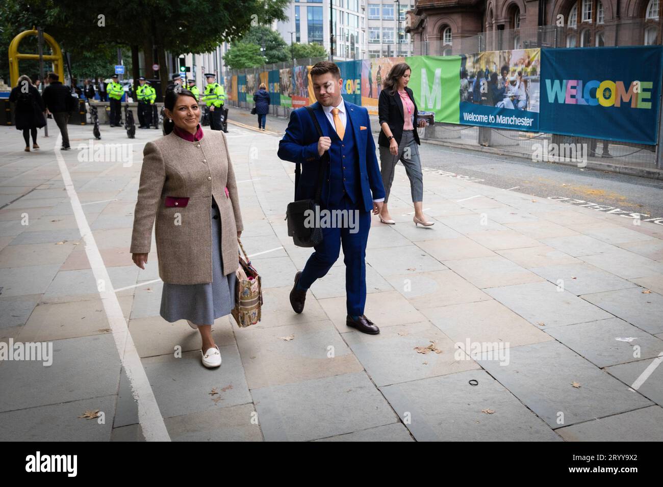 Manchester, Royaume-Uni. 02 octobre 2023. Priti Patel arrive pour le deuxième jour à la Conférence du Parti conservateur. Le public accueille les membres du parti conservateur pendant la CPC23-le slogan de l'automne étant : des décisions à long terme pour un avenir meilleur. Crédit : SOPA Images Limited/Alamy Live News Banque D'Images