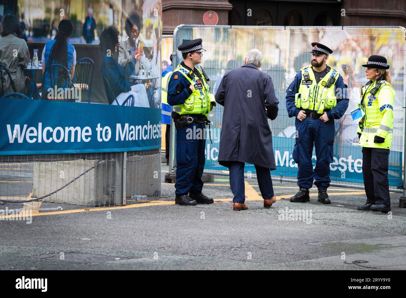 Manchester, Royaume-Uni. 02 octobre 2023. Les délégués arrivent pour la deuxième journée à la Conférence du Parti conservateur. Le public accueille les membres du parti conservateur pendant la CPC23-le slogan de l'automne étant : des décisions à long terme pour un avenir meilleur. Crédit : SOPA Images Limited/Alamy Live News Banque D'Images