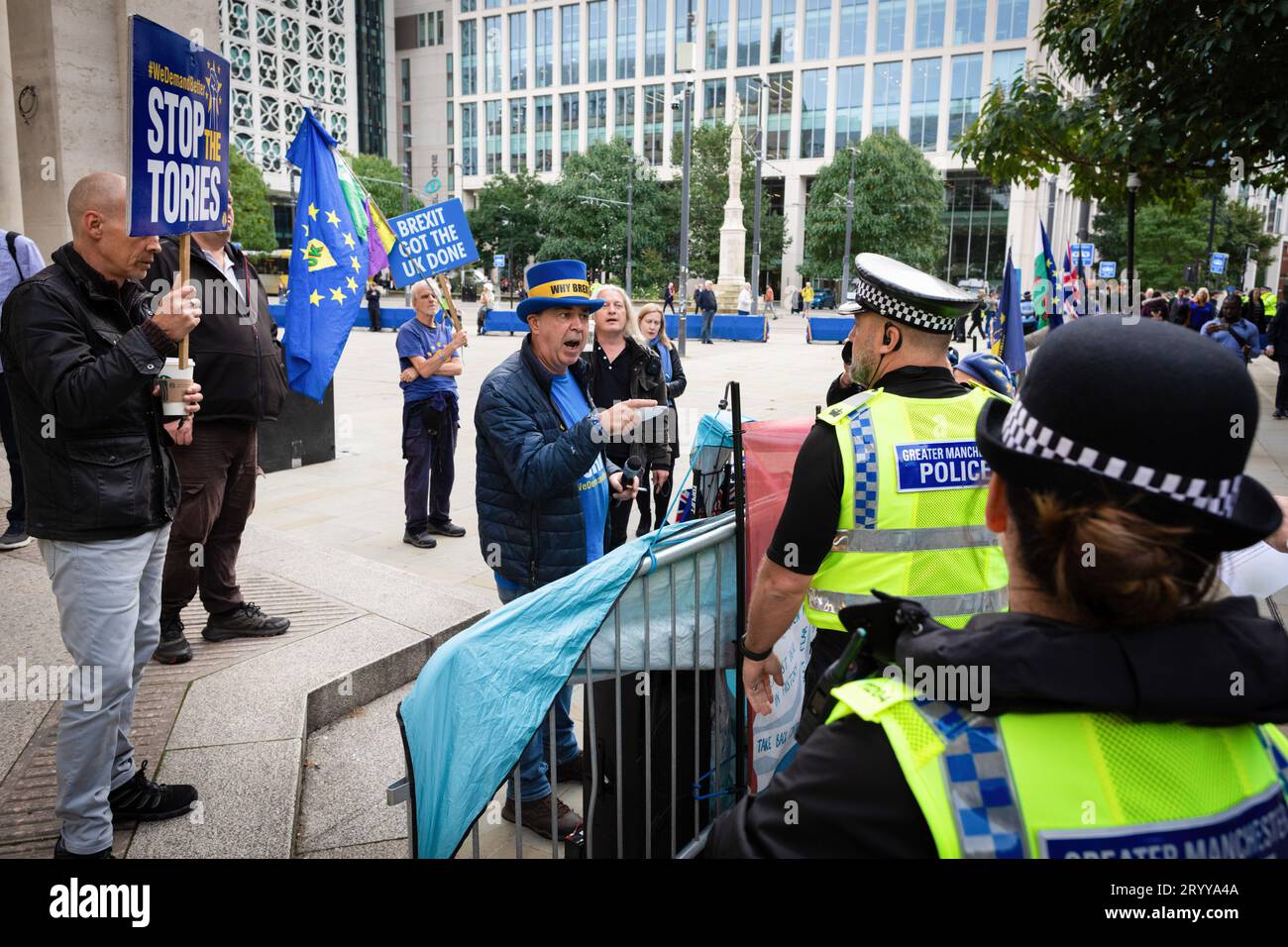 Manchester, Royaume-Uni. 02 octobre 2023. Steve Bray, militant anti-Brexit, reçoit un avertissement en vertu de l'article 14 pour avoir joué de la musique forte à l'extérieur de la Conférence du Parti conservateur. Le public accueille les membres du parti conservateur pendant la CPC23-le slogan de l'automne étant : des décisions à long terme pour un avenir meilleur. (Photo Andy Barton/SOPA Images/Sipa USA) crédit : SIPA USA/Alamy Live News Banque D'Images