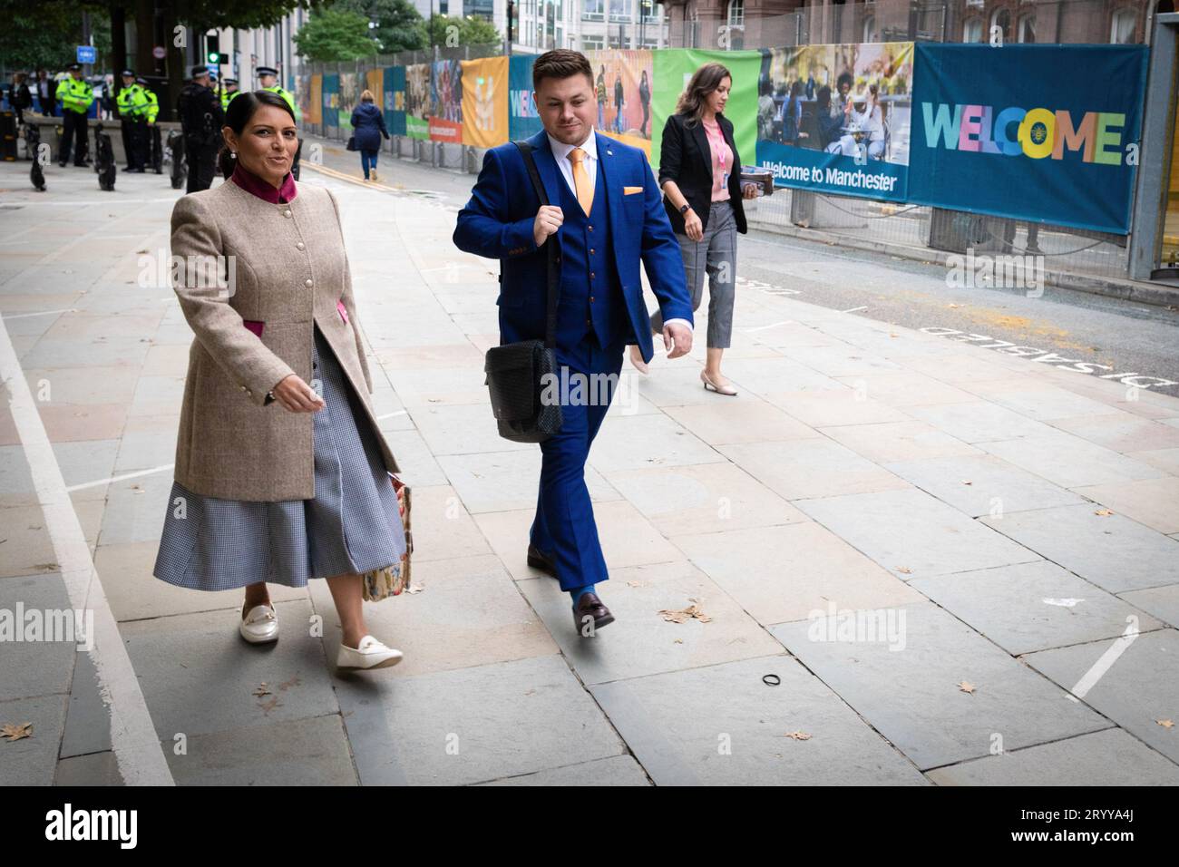 Manchester, Royaume-Uni. 02 octobre 2023. Priti Patel arrive pour le deuxième jour à la Conférence du Parti conservateur. Le public accueille les membres du parti conservateur pendant la CPC23-le slogan de l'automne étant : des décisions à long terme pour un avenir meilleur. (Photo Andy Barton/SOPA Images/Sipa USA) crédit : SIPA USA/Alamy Live News Banque D'Images