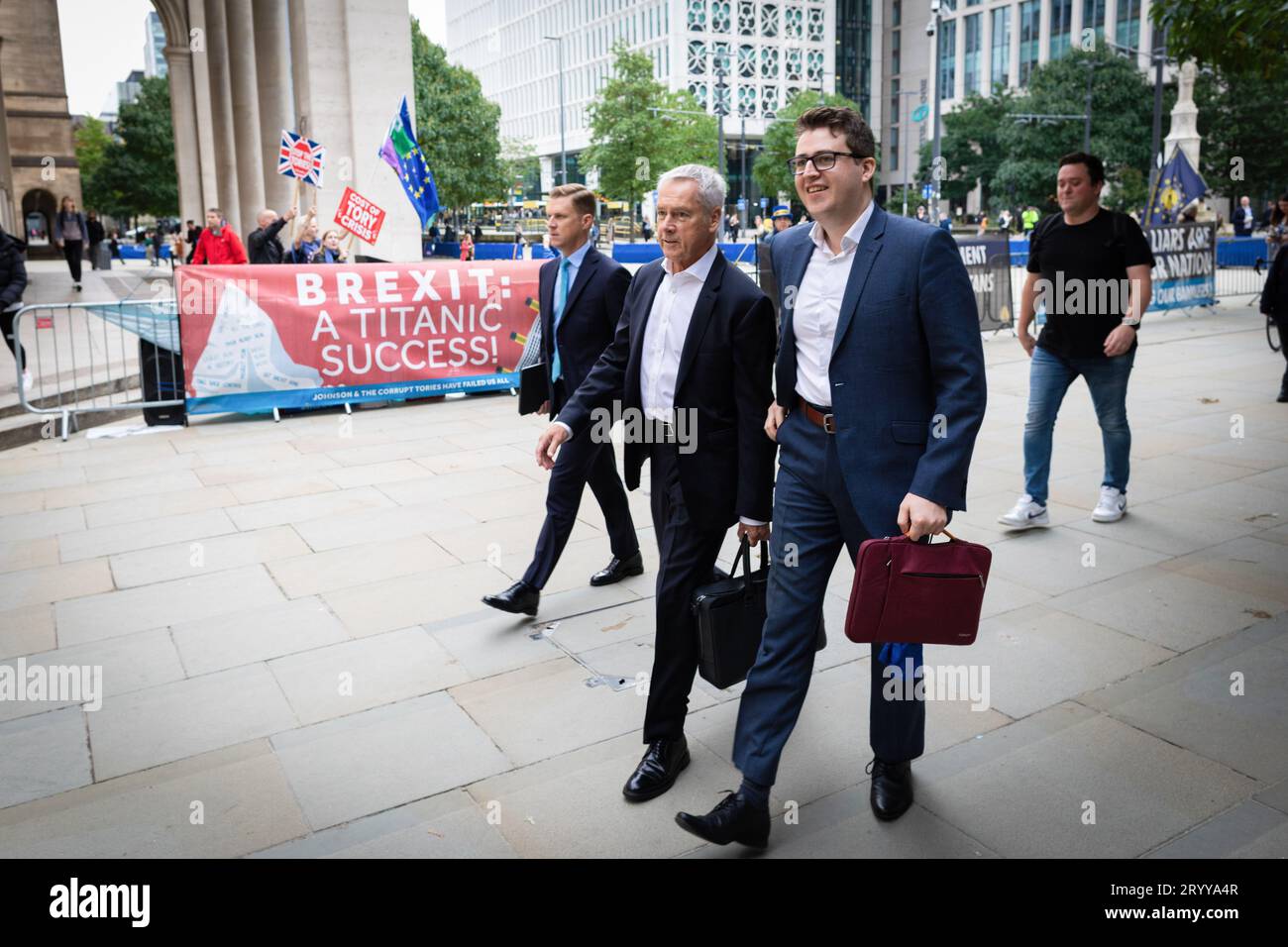 Manchester, Royaume-Uni. 02 octobre 2023. Les délégués arrivent pour la deuxième journée à la Conférence du Parti conservateur. Le public accueille les membres du parti conservateur pendant la CPC23-le slogan de l'automne étant : des décisions à long terme pour un avenir meilleur. (Photo Andy Barton/SOPA Images/Sipa USA) crédit : SIPA USA/Alamy Live News Banque D'Images