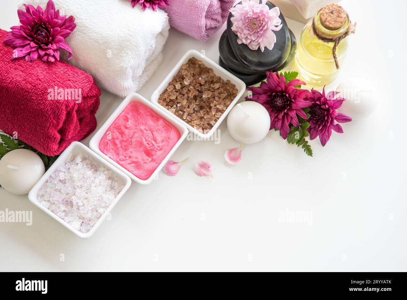 Traitements de spa situé sur la table en bois blanc. Les soins de santé et du corps Massage thérapie concept. Beauté et santé thème. Banque D'Images