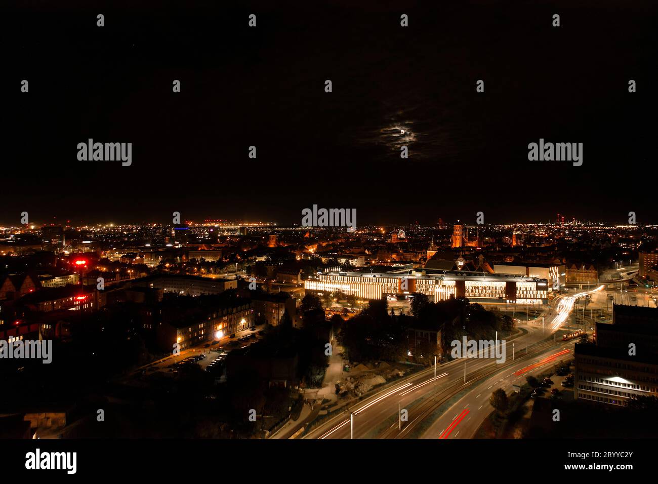 Vue de dessus vers le bas de la route. Photo aérienne romantique de nuit de voitures voyageant. La lumière sur la route la nuit en ville. Arrière-plan panoramique Banque D'Images