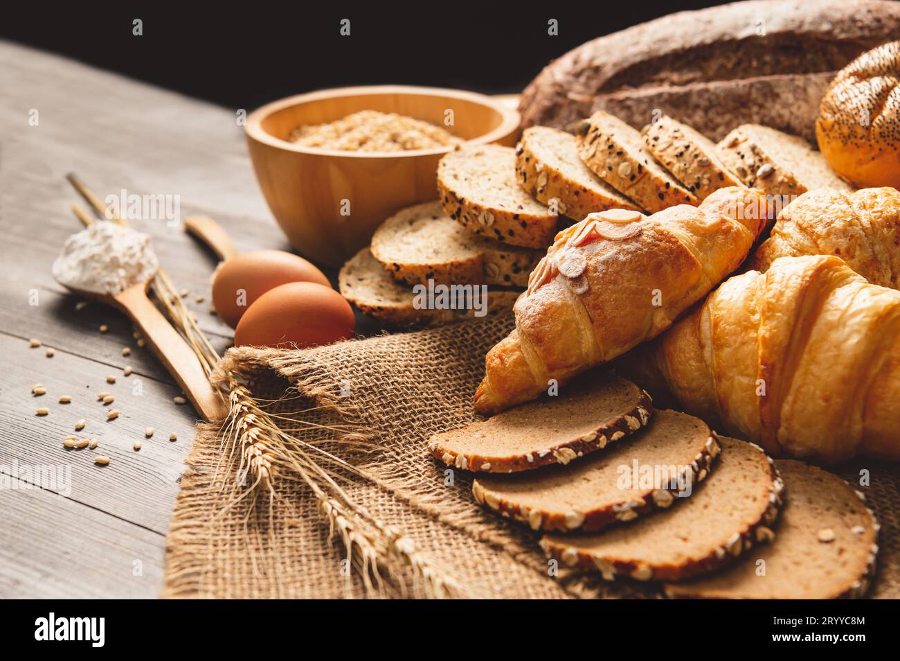 Différents types de pain avec nutrition grains entiers sur fond en bois. Nourriture et boulangerie dans le concept de cuisine. Délicieux petit déjeuner Banque D'Images