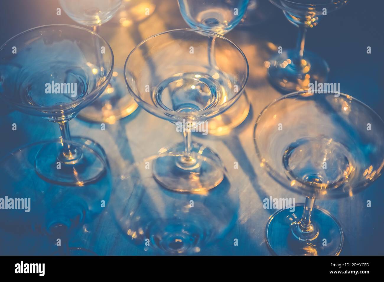 Rangée de wineglasses sur table de nuit dans un bar et un pub restaurant. Verrerie et de boire des boissons concept Banque D'Images