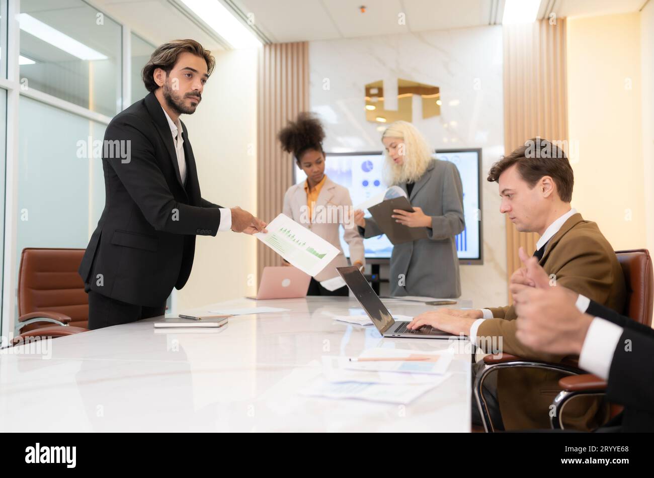 Groupe de jeunes entrepreneurs dans des entreprises internationales, Réunion pour conclure un nouveau projet responsable. Banque D'Images