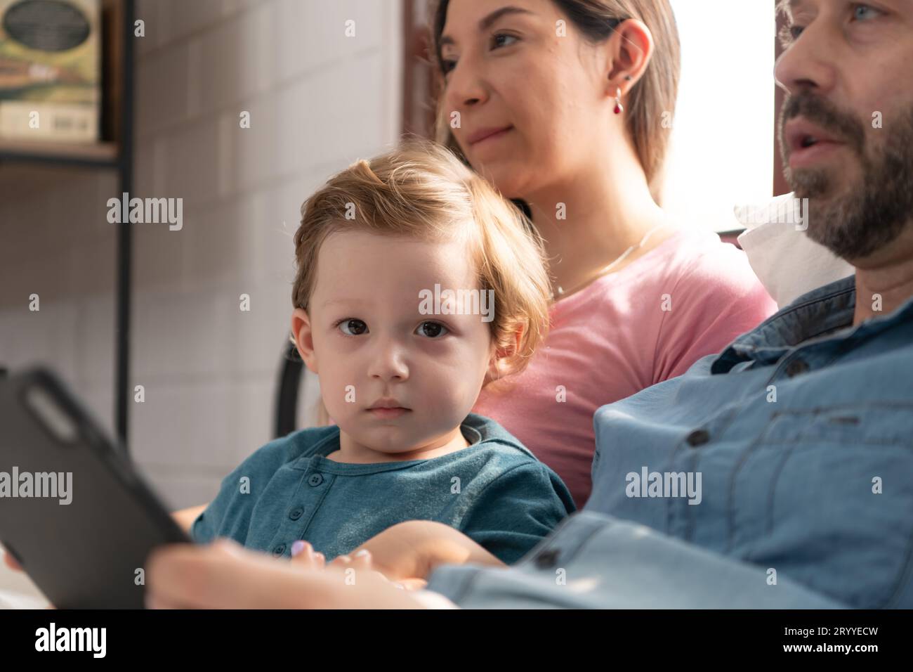 Le père du petit garçon lit des histoires aux enfants avant d'aller se coucher pour se détendre et dormir profondément jusqu'au matin. Banque D'Images