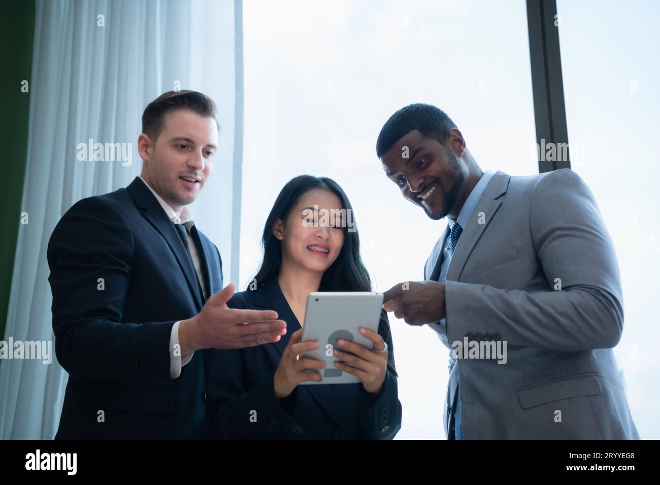 Quand un groupe de nouveaux hommes d'affaires obtiennent de bonnes nouvelles sur des projets que les clients envisagent d'accepter des propositions. Ils étaient débordés de joie Banque D'Images