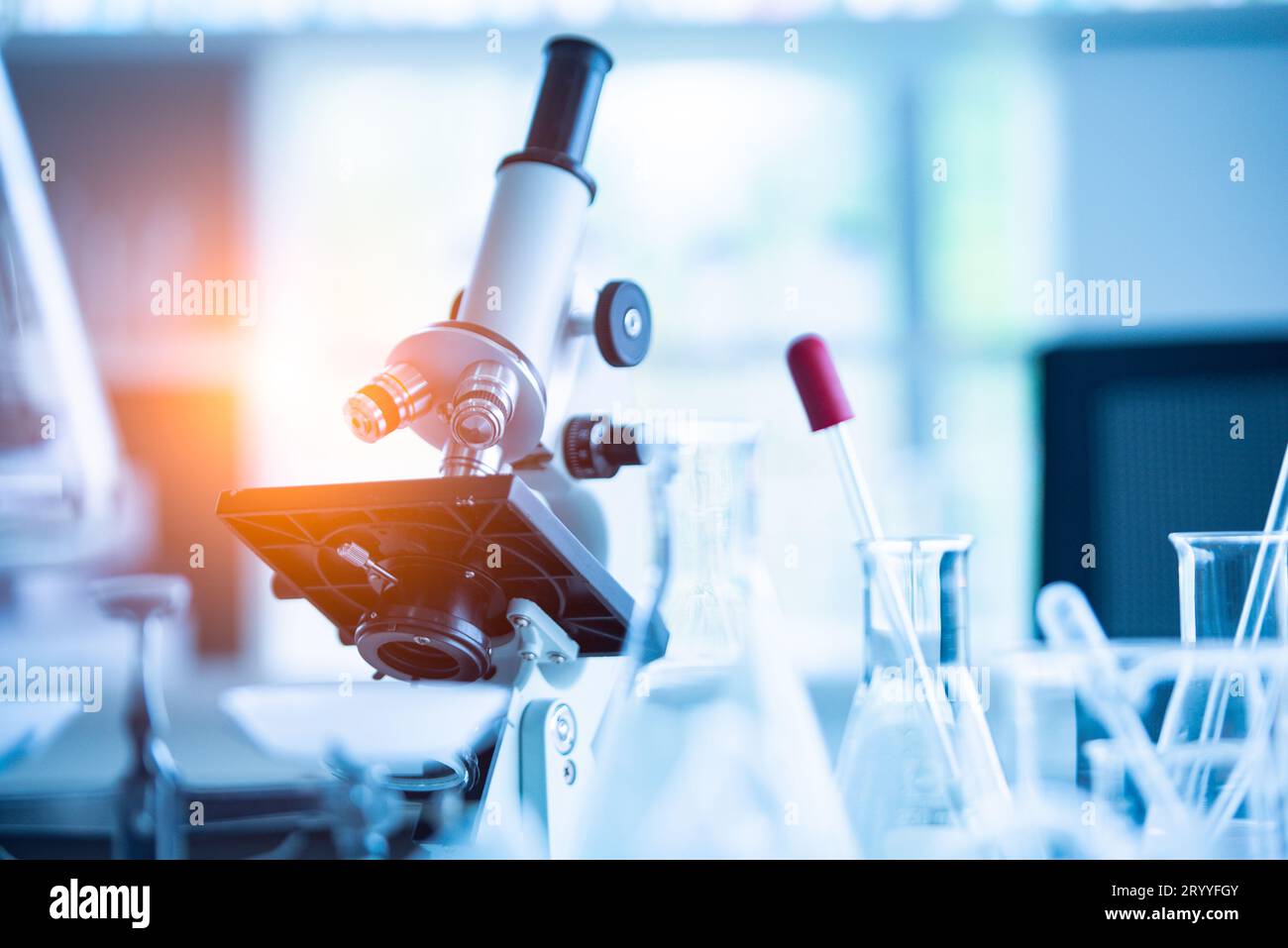 Microscope de laboratoire médical dans le test de laboratoire de biologie chimique. Recherche scientifique et développement et backgrou concept de santé Banque D'Images