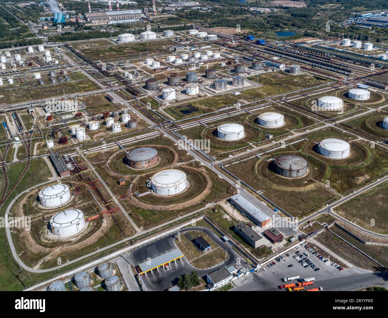 Réservoirs pour le stockage de produits pétrochimiques de raffinerie de pétrole Banque D'Images