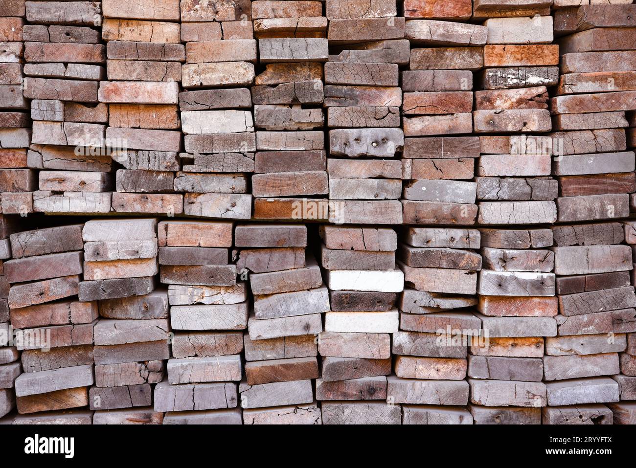 Usine à bois avec plein de bois de coupe de l'entrepôt. Usine et production. Industrie de l'environnement et la structure concept. Banque D'Images