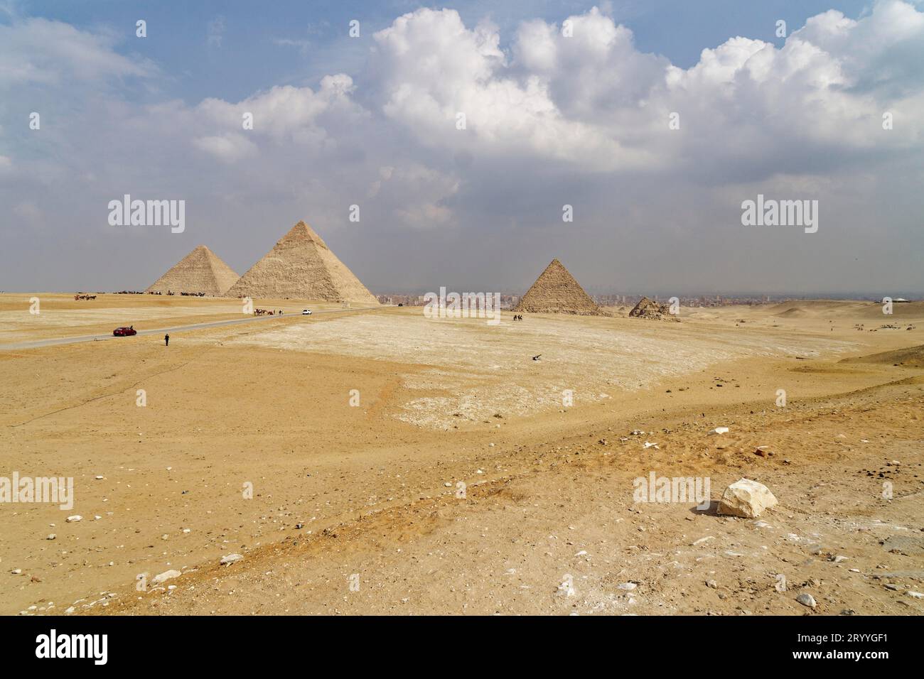 Pyramide de Cheops, pyramide de Chephren, pyramide de Mykerinos dans le désert, sable, chaleur, nuages, Gizeh, Égypte Banque D'Images