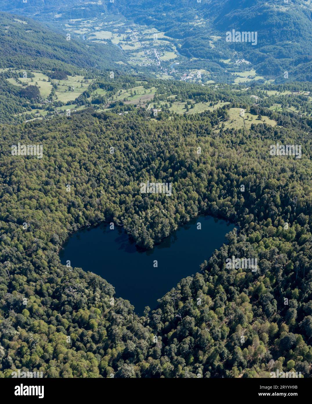 Heart Lagoon, Laguna Corazon, Chili. Drone top down View Go lagon avec la forme d'un cœur entouré de forêt, près de Liquine, Banque D'Images