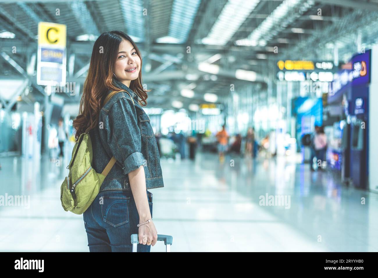 Beauté femme asiatique voyageant et tenant la valise dans l'aéroport. Concept de personnes et de modes de vie. Voyage autour du thème du monde. Banque D'Images