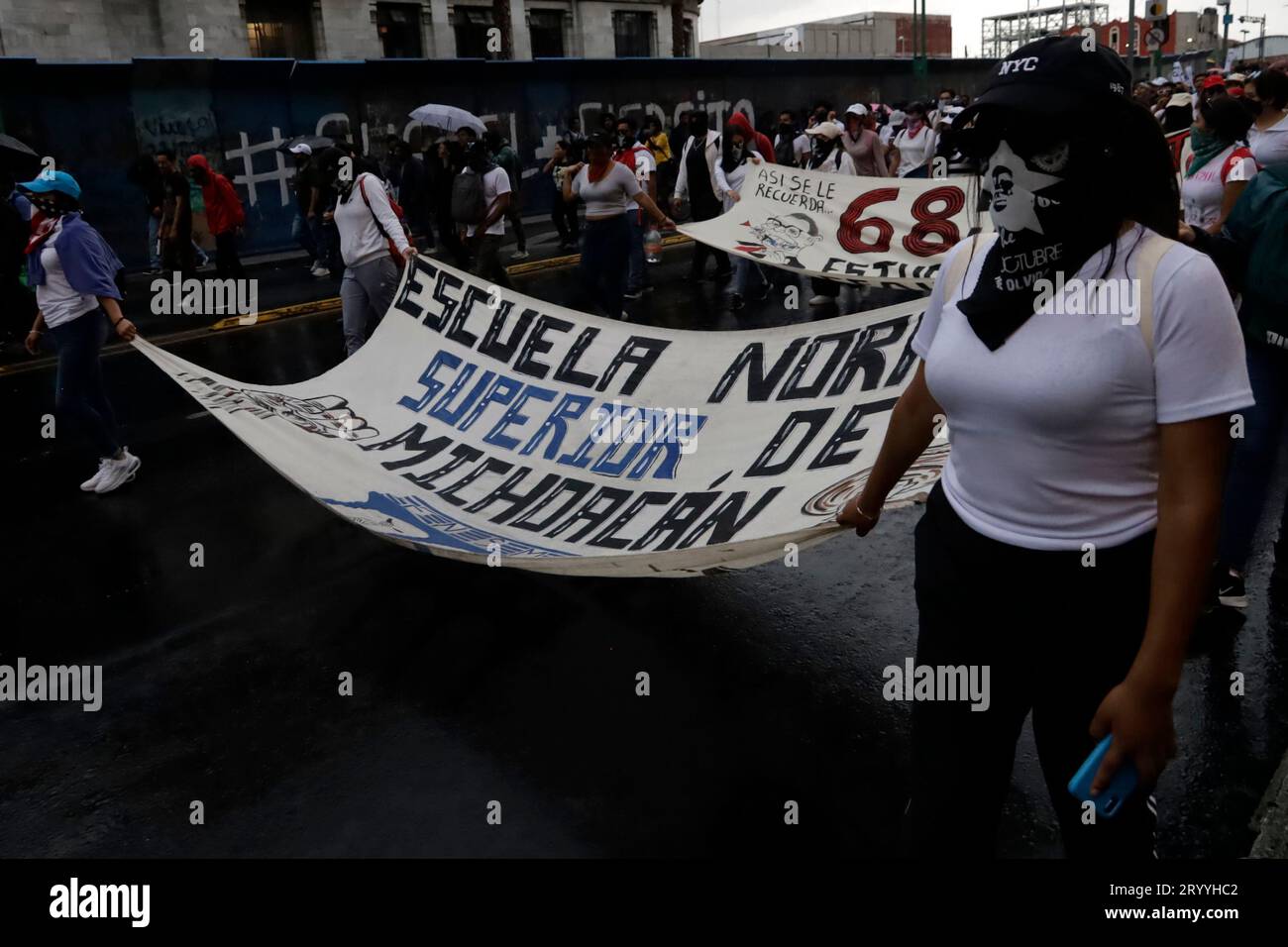 Mexico, Mexique. 02 octobre 2023. 2 octobre 2023, Mexico, Mexique : survivants du massacre de Tlatelolco, étudiants et citoyens à la marche du 55e anniversaire du crime d'État sur la place des trois cultures lors de leur mobilisation à Mexico. Le 2 octobre 2023 à Mexico, Mexique (photo de Luis Barron/Eyepix Group/Sipa USA). Crédit : SIPA USA/Alamy Live News Banque D'Images