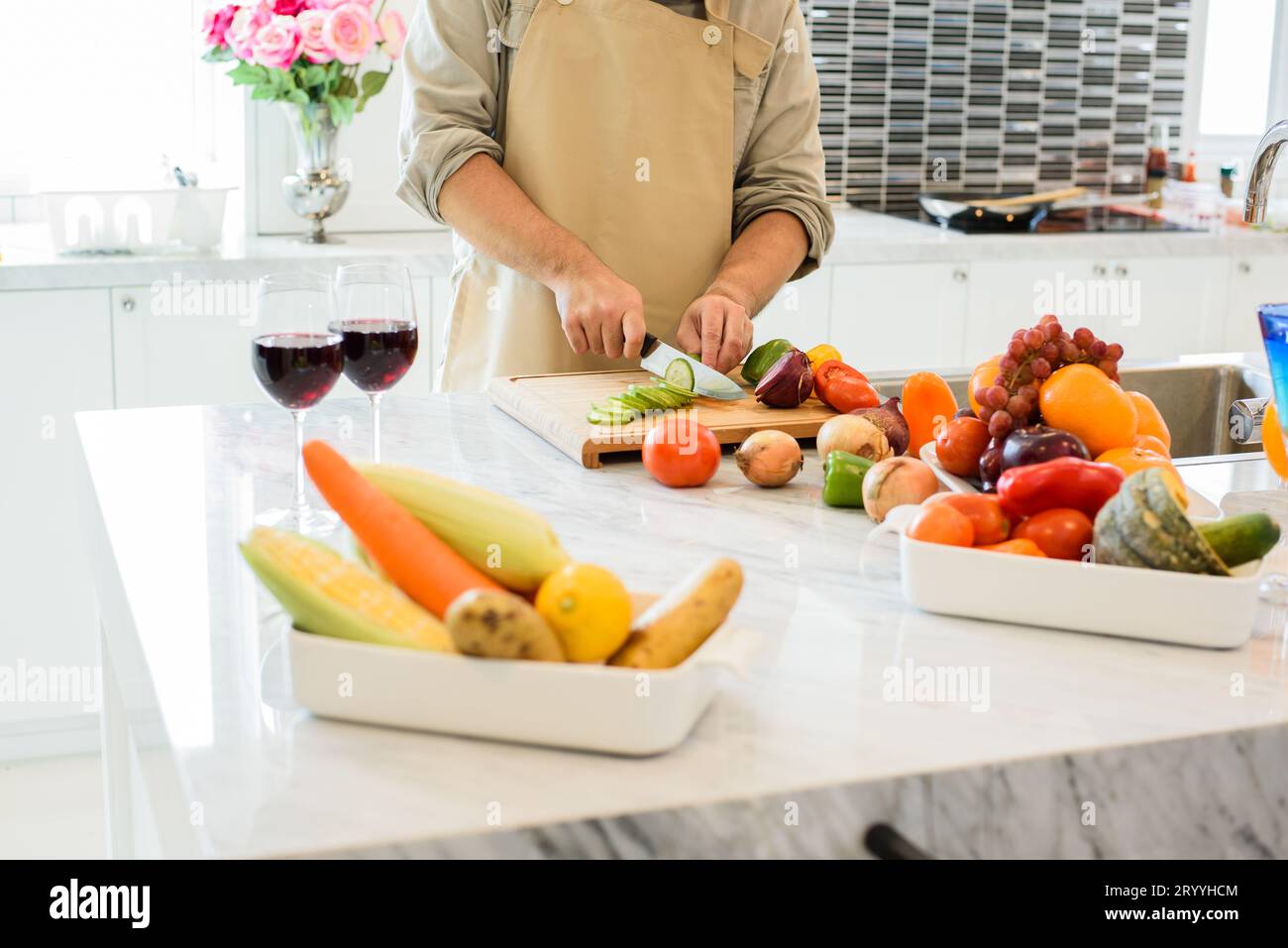 La cuisson des légumes en tranches et l'homme dans la cuisine. Les gens et les modes de concept. Thème de la nourriture et des boissons. Banque D'Images