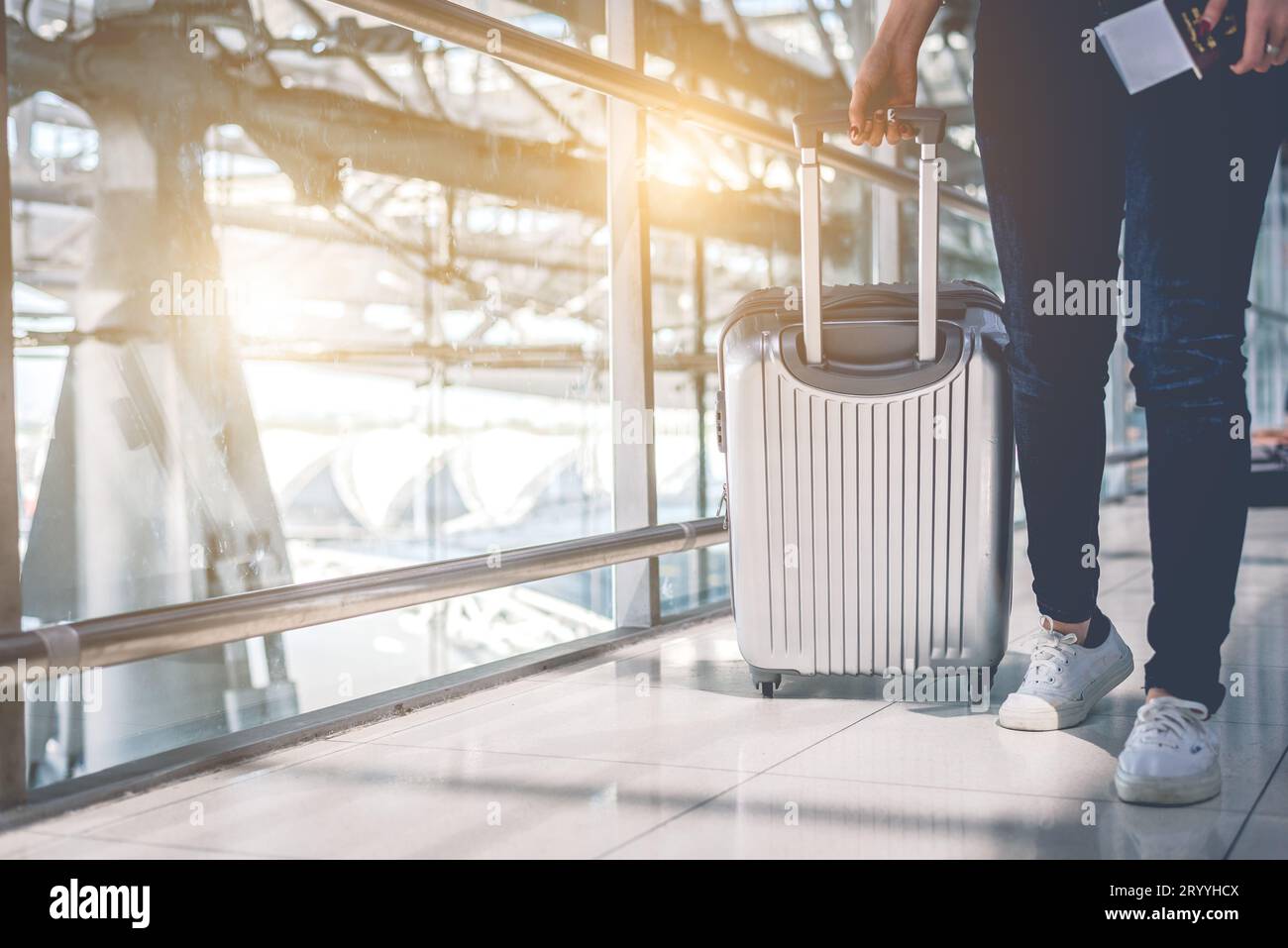 Gros plan de femme de beauté voyageant et tenant la valise de chariot dans l'aéroport. Concept de personnes et de modes de vie. Voyage autour de la wor Banque D'Images