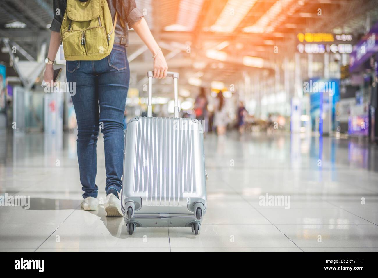Beauté femme asiatique voyageant et tenant la valise dans l'aéroport. Concept de personnes et de modes de vie. Voyage autour du thème du monde. Banque D'Images