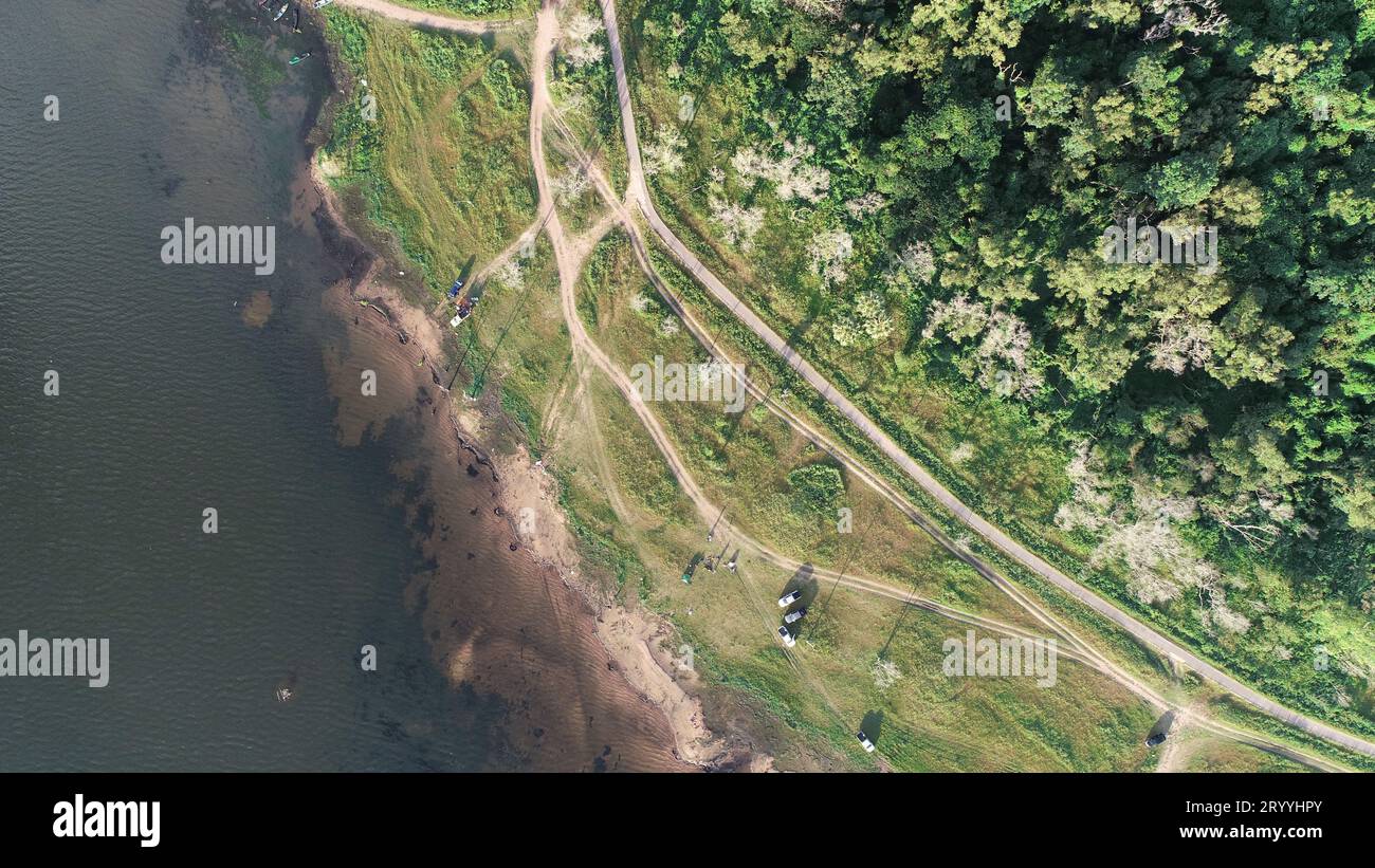 Vue aérienne du lac le long de la forêt par drone. Thème du paysage et de la nature Banque D'Images