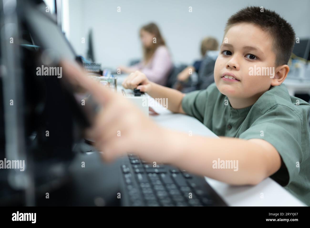 Les jeunes utilisant la technologie de robot de main s'amusent à apprendre la carte de circuit électronique et le contrôleur de robot de main de Banque D'Images