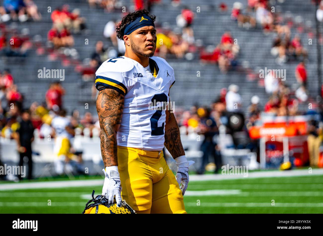 Lincoln, ne. États-Unis 30 septembre 2023. Michigan Wolverines Running back Blake Corum #2 marche sur Tom Osborne Field avant un match de football de division 1 de la NCAA entre Michigan Wolverines classé #2 et les Cornhuskers du Nebraska au Memorial Stadium à Lincoln, ne.Michigan a gagné 45-7.présence : 87,134.392e sellout consécutif.Michael Spomer/Cal Sport Media/Alamy Live News Banque D'Images