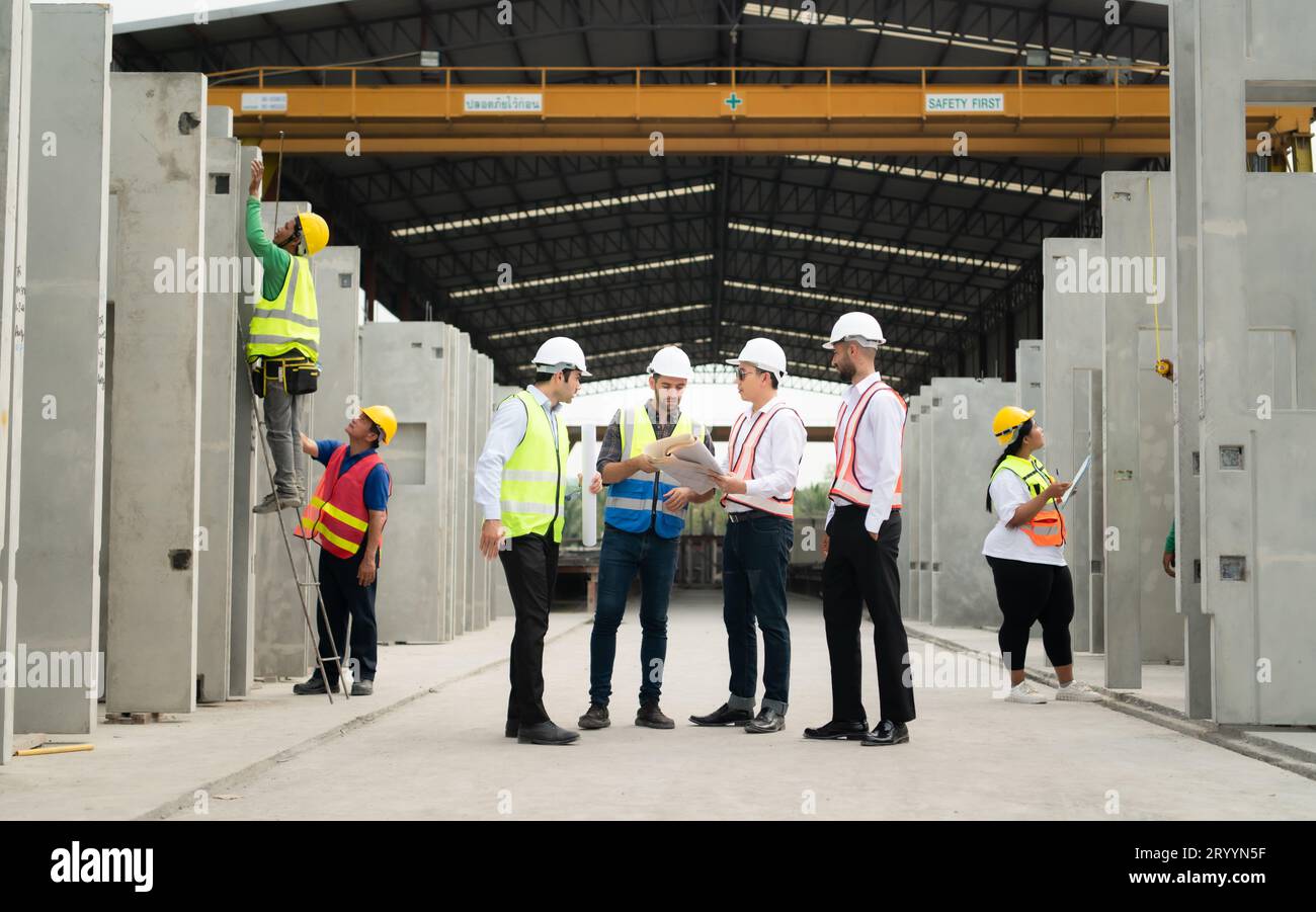 Architectes une visite sur le chantier. Prêt à parler de l'avancement des projets de construction dans la zone de construction avec c Banque D'Images