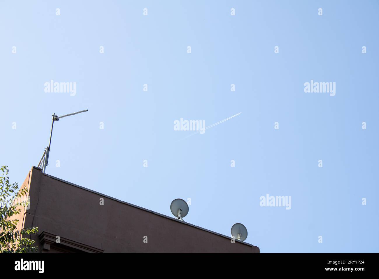 sky de 2 signaux de télévision par câble Banque D'Images
