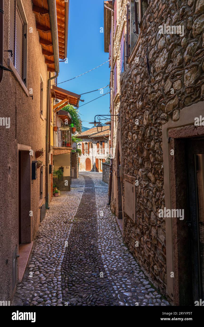 Rue dans la vieille ville de Malcesine sur le lac de Garde en Italie. Banque D'Images