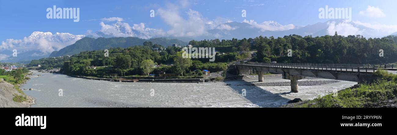 Panorama de la rivière Seti Gandaki, chaîne de montagnes Annapurna avec vue sur Annapurna Sud et les pics Machhapuchchhre de Mid-Hill Highway, Pokhara, Népal Banque D'Images