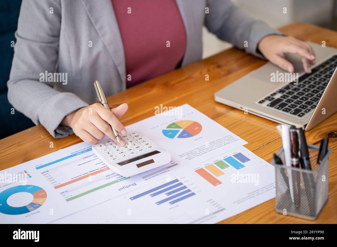 Femme d'affaires travaillant à l'aide des mains d'ordinateur portable tapant sur un clavier. Investisseur professionnel travaillant nouveau projet de start-up. Banque D'Images