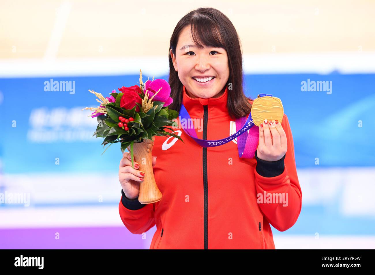 La gagnante Yumi KAjihara en séance photo lors des 19e Jeux asiatiques, Omunium féminin sur piste cyclable au vélodrome du centre sportif Chun'an Jieshou, Chine, 29 septembre 2023.(photo de Kenichi Inomata/AFLO Banque D'Images