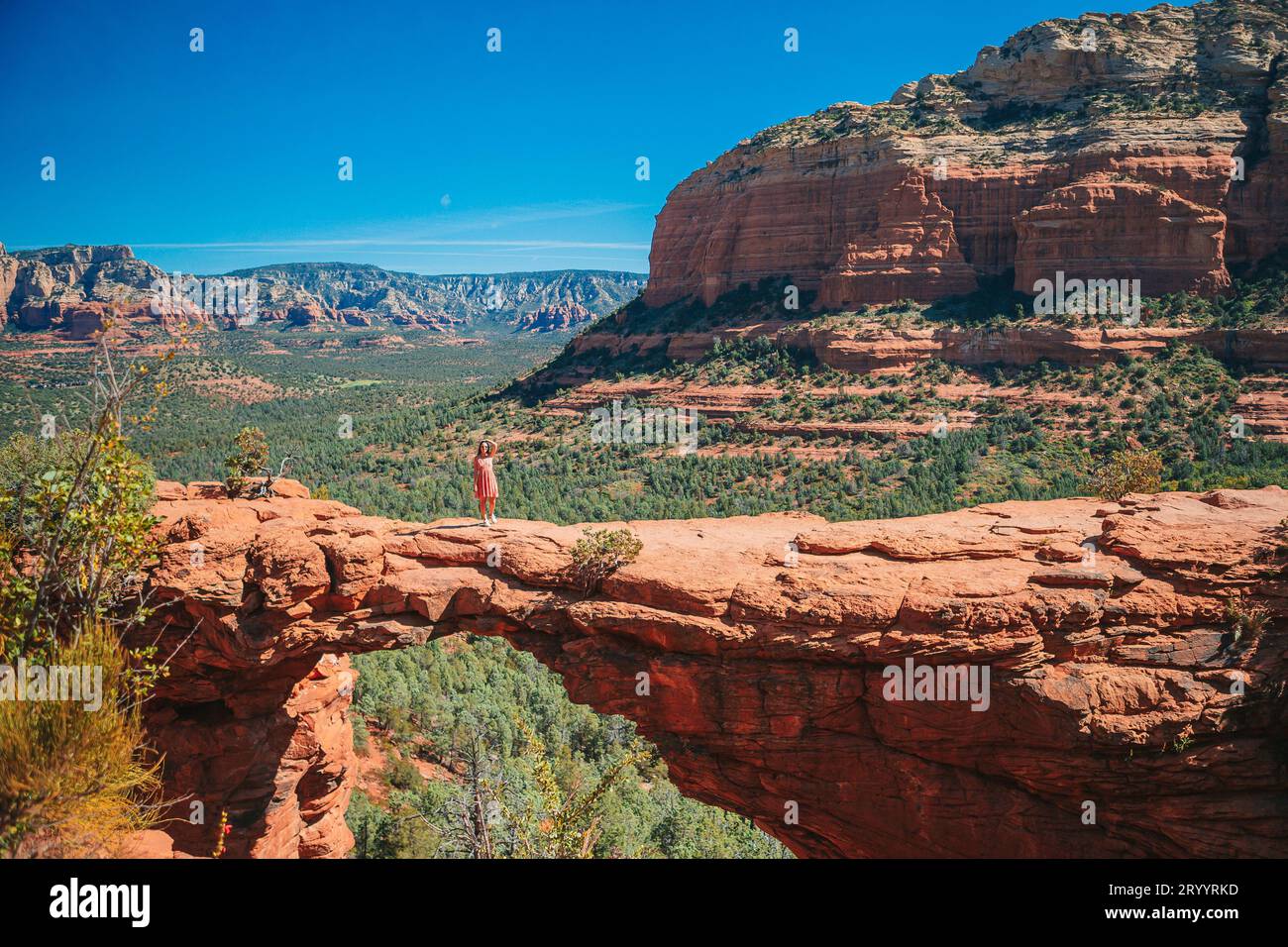 Voyage dans Devil's Bridge Trail, vue panoramique sur le paysage à Sedona, Arizona, États-Unis. Heureuse jeune femme sur le célèbre sentier i Banque D'Images