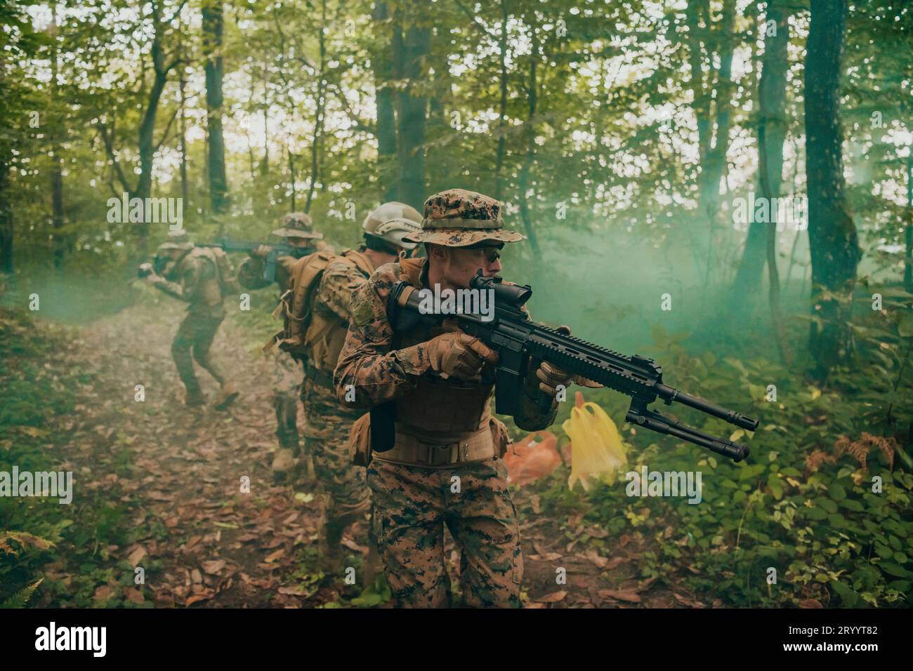 Un groupe de soldats de guerre moderne mène une guerre dans des zones forestières dangereuses et éloignées. Un groupe de soldats se bat sur l'en Banque D'Images