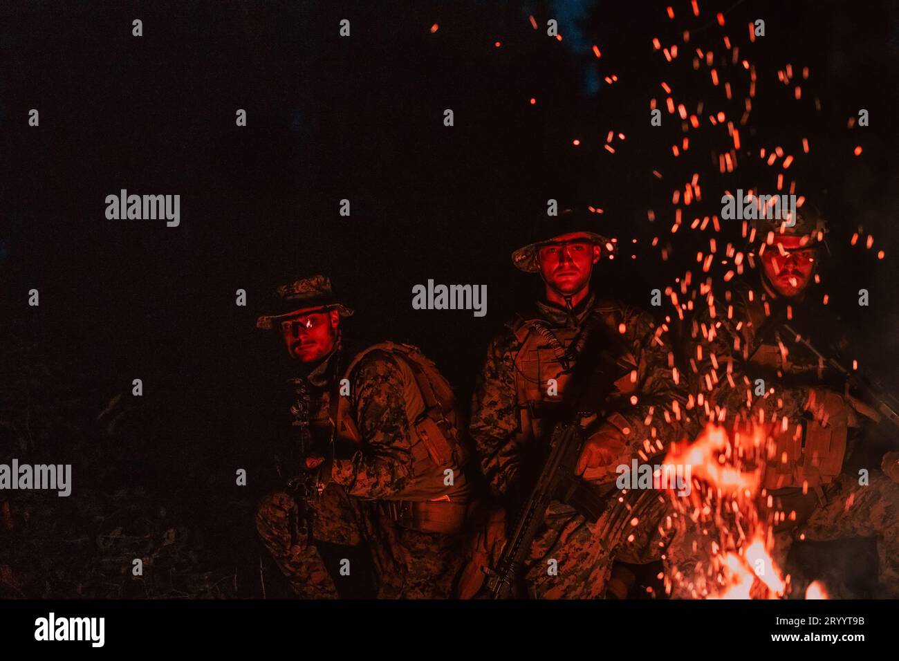 Les soldats se sont mis en action lors d'une mission de nuit en utilisant le concept d'équipe militaire des lumières à faisceau de vision laser Banque D'Images