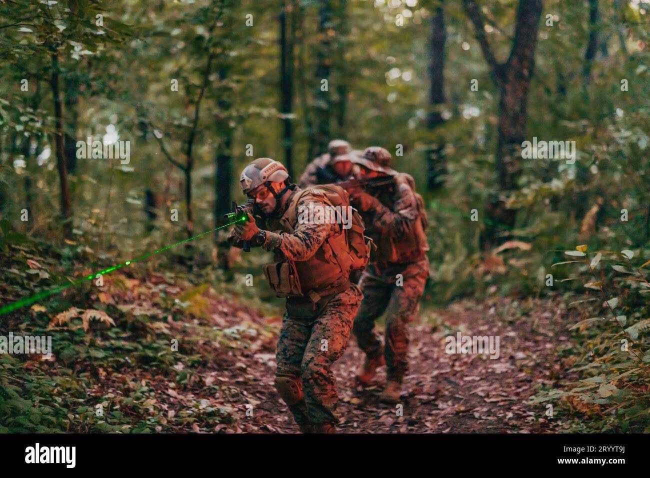 Un groupe de soldats de guerre moderne mène une guerre dans des zones forestières dangereuses et éloignées. Un groupe de soldats se bat sur l'en Banque D'Images