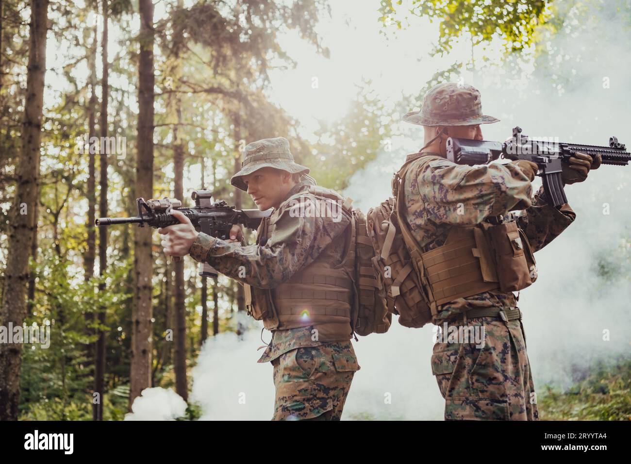 Un groupe de soldats de guerre moderne mène une guerre dans des zones forestières dangereuses et éloignées. Un groupe de soldats se bat sur l'en Banque D'Images