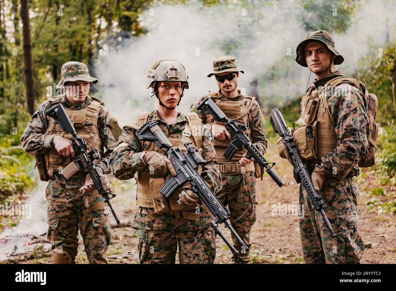 Modern Warfare Soldiers Squad courant dans la formation tactique de bataille femme en tant que chef d'équipe Banque D'Images