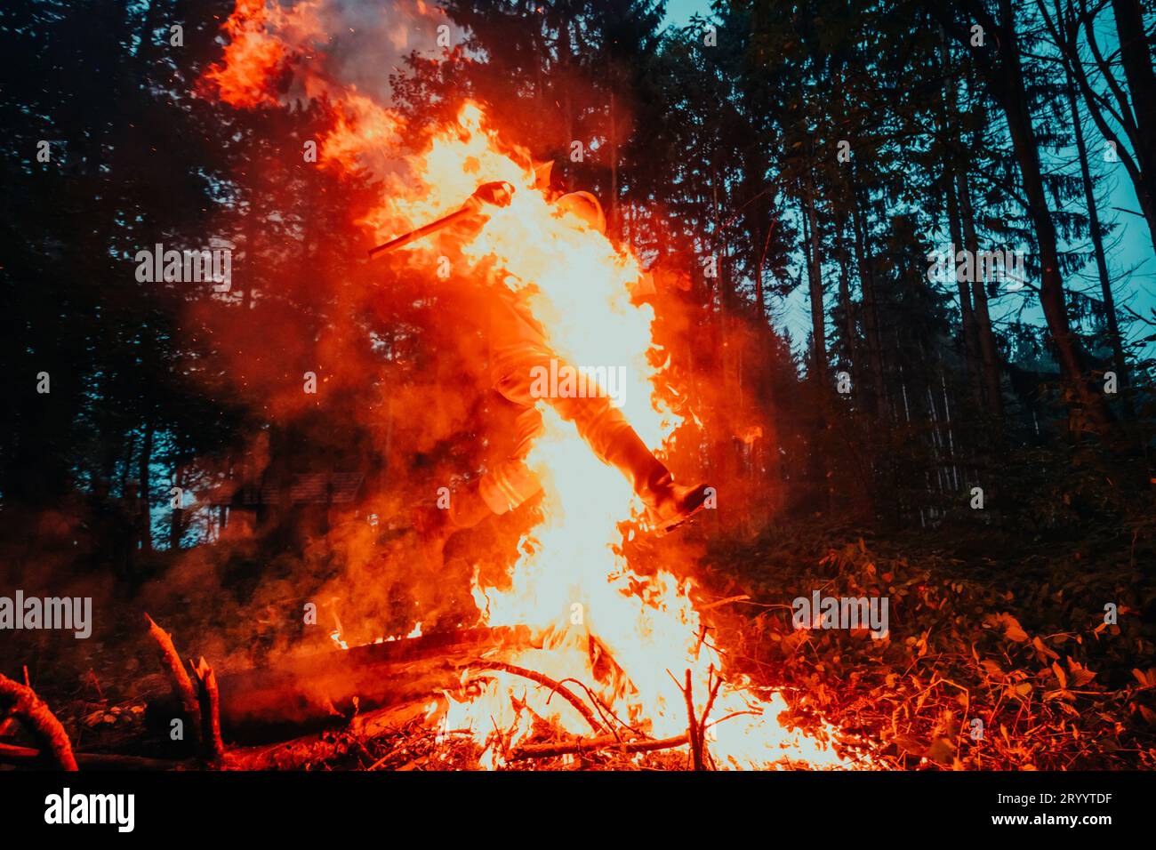 Soldat en action la nuit dans la région forestière. La nuit, la mission militaire sautant le feu Banque D'Images