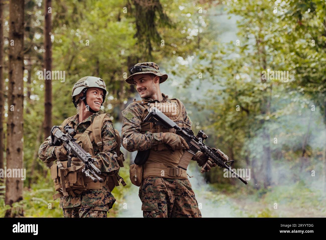 Modern Warfare Soldiers Squad courant dans la formation tactique de bataille femme en tant que chef d'équipe Banque D'Images