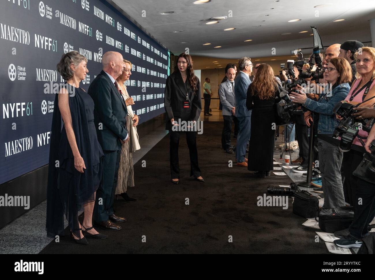 Nina Bernstein, Alexander Bernstein, Jamie Bernstein assistent à la première du film Maestro lors du 61e Festival du film de New York au David Geffen Hall le 2 octobre 2023 Banque D'Images